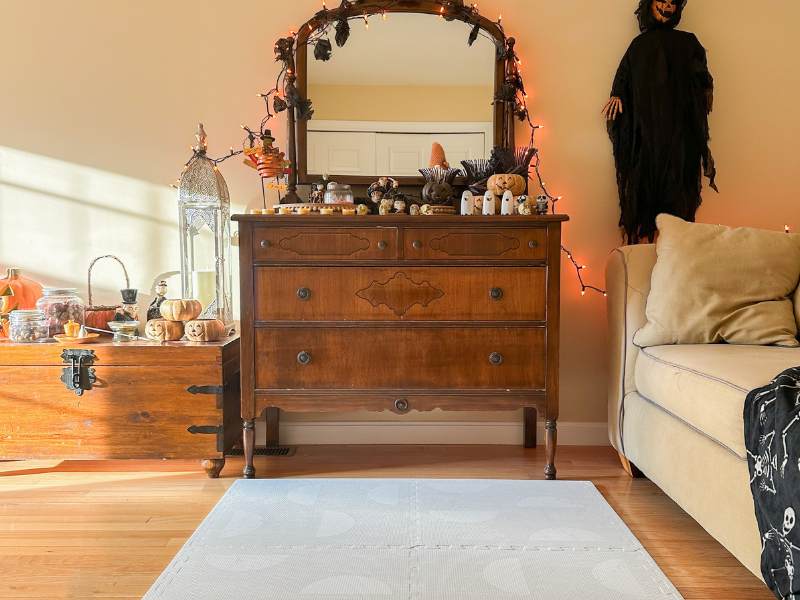 簡單又溫馨的小客廳：輕鬆打造萬聖節氛圍